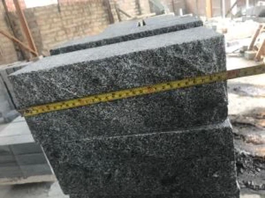 Khối tường đá granit màu xám đen